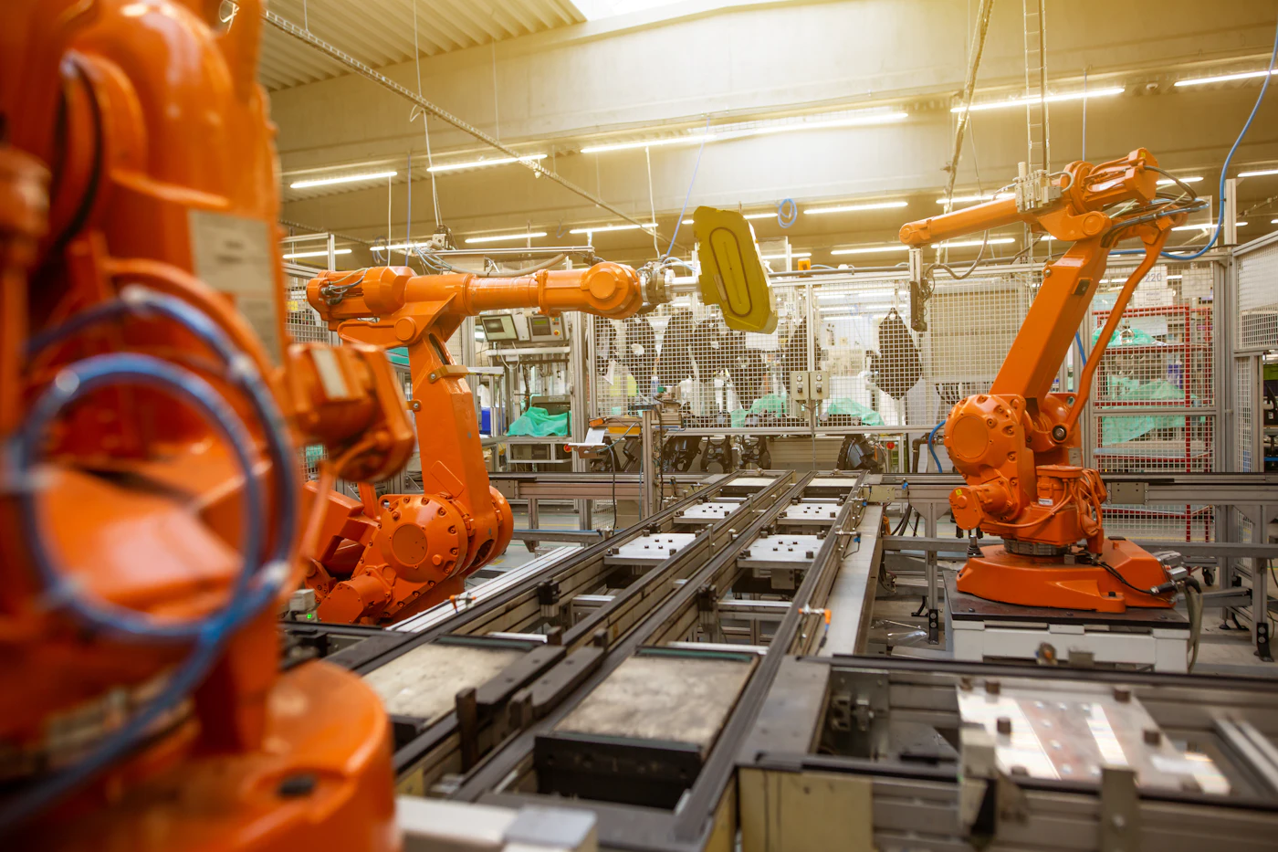 Industrirobotar vid en transportbana i en monteringslinje